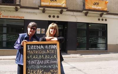 Pili Rellan Bautista eta Juakina Zubiria Galartza AEK-ko ikasleak: “Oso ongi egoten da hemen eta euskara asko ikasten da”