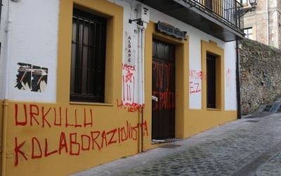 Arrasateko batzokiaren kontra egindako pintaketak salatu ditu EAJk