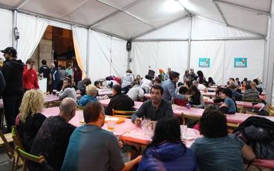 Eguenetik, jende asko ari da gerturatzen Garagardo Azokara