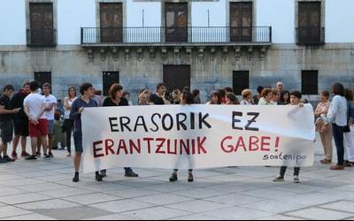 Dozenaka herritar bildu dira "Erasorik ez erantzunik gabe!" zioen pankartaren atzean