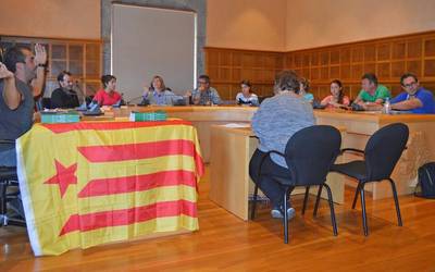 Kataluniaren aldeko mozioa onartuta, estelada jarri dute udaletxeko balkoian