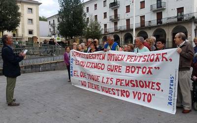 Pentsio duinak eskatu dituzte erretiratuek elkarretaratze bidez