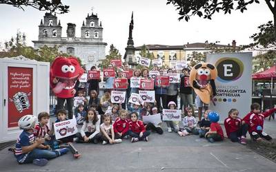 6.000 aiaraldearren aho eta belarriak aktibatu nahi dituzte euskararen alde