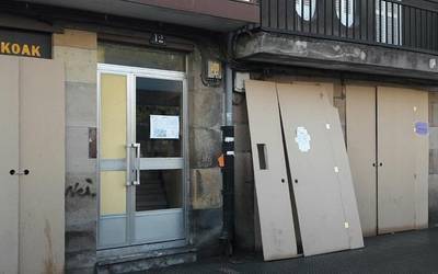 Txosnagunearen inguruko portalak babesten dituen egurrezko egitura gainera erori zitzaion emakume bati