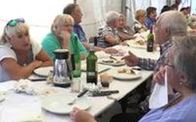 70 pertsona inguru elkartu dira bazkaltzeko Berazubi  auzoko jaietan