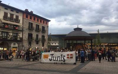 Jordi Cuixart eta Jordi Sanchez espetxeratu izana salatu dute ehunka azpeitiarrek plazan