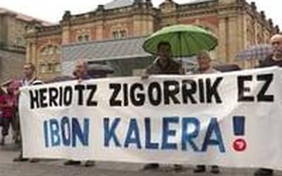 Ibon Iparragirre euskal presoaren egoera salatzeko  elkarretaratzea egin dute