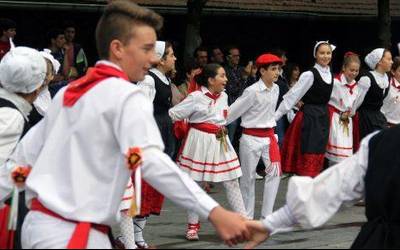 [Argazkiak]  Etorki  eta  Errioxako  San  Asensio,  Ugaoko  dantza  topaketan