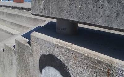 Jorge Oteizaren omenezko graffitia Donostian