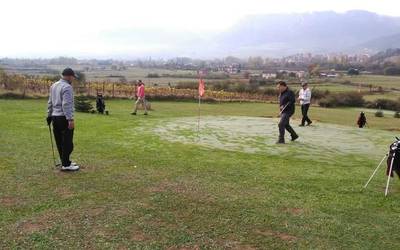 Pitch & Putt txapelketa burutu zuten Urduñan