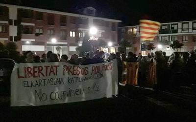 Kataluniari elkartasuna adierazteko elkarretaratzeak egin dituzte Durangaldean