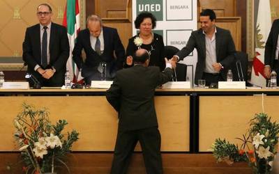 Ikasketak bukatu berri dituztenek pozik jaso dituzte UNEDeko diplomak