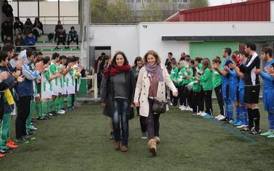 Zaldibarren emakumeen futbolean aintzindariak izan ziren jokalariak omendu ditu Zalduak