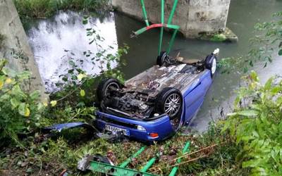 Autoa ibaira erori eta onik atera ziren