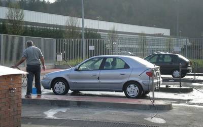 Autoak garbitzeko guneko ur-kontsumoa kontrolatzeko ahalegina