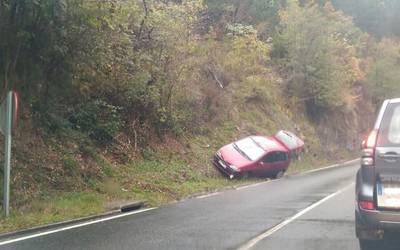 Auto bat errepidetik irten da Zubillagara bidean