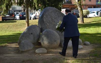 Udalak Memoriaren Eguna ospatuko du ostiralean, kontzentrazio isila eta lore eskaintza eginez