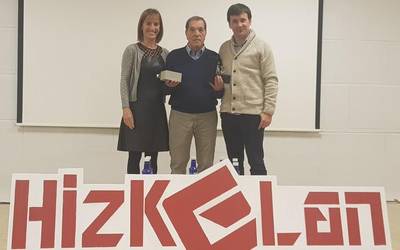 Lan munduan euskararen alde egindako lana aitortu diote Jose Luis Elkorori