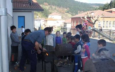 San Martin bezperako jaia egingo dute bihar eskolakoek eta trikiti taldeak