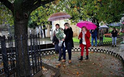 Memoriaren Eguna dela-eta, kontzentrazio isila eta lore eskaintza egin dute Elgoibarren