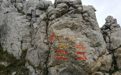 Spray naranjaz egindako markak agertu dira Udalatxen