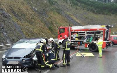 Kamioi eta auto baten arteko istripua gertatu da goizean Deskargan