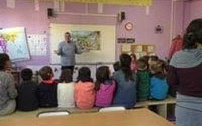 Uzturpe ikastolako ikasle eta irakasleek zeinu  hizkuntza ikastaroak jasotzen dituzte