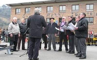 Eskerrak emanez amaitu du Egunsenti abesbatzak hogei urteko ibilbidea