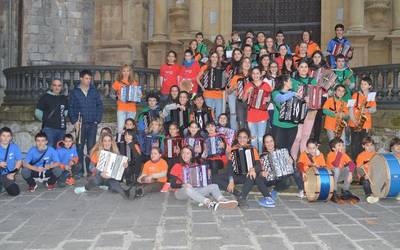 Kaletik epelera, baina musikaren erritmora