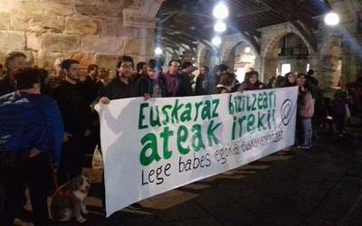 Euskaraz bizitzeari ateak ireki lemapean elkarretaratzea egin dute Durangon