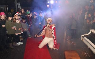 Freddie Mercury Aretxabaletako komertzioei laguntzeko abesten