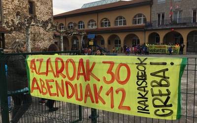 Osteguneko grebara deitu dute ikastetxeko irakasle eta gurasoek