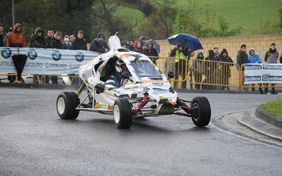 Olabegogeaskoetxeak amore eman behar izan du Kart Cross autoen aurrean