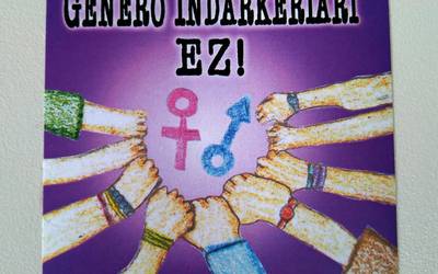 Indarkeria matxista salatzeko pegatinarik onena aukeratu dute Elgoibar BHI institutuan