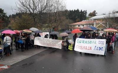 Hainbat gurasok hezkuntza publikoko irakasleen grebarekin bat egin dute