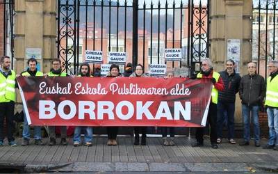 Lan-baldintzak hobetzeko greban daude hezkuntza publikoko irakasleak