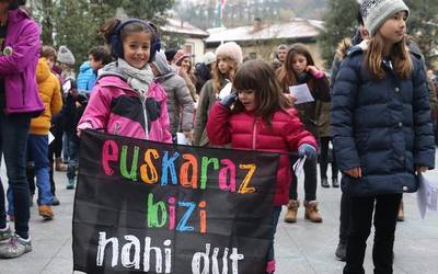 Euskaraz bizi nahi dutela aldarrikatu eta ospatu dute gaur makinatxo bat debagoiendarrek