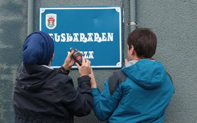 Txalo artean inauguratu dute Euskararen plaza, Arrasaten