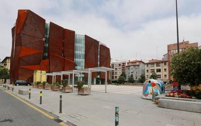 Aurrezki Kutxa kalea ibilgailuentzat moztu dute, deskarga-lanak direla eta