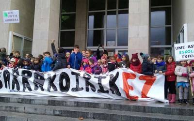 Zipiriñeko dozenaka gurasok eta ikaslek manifestazioa egin dute