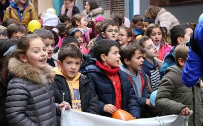 Euskararen aldeko aldarri koloretsua Azkoitian