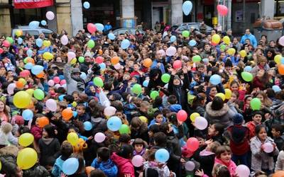 Euskararen Eguna puxikak astinduz ospatu dute gaztetxoek