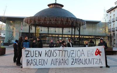 Konstituzio Egunaren aurka mobilizatu da hainbat ikasle