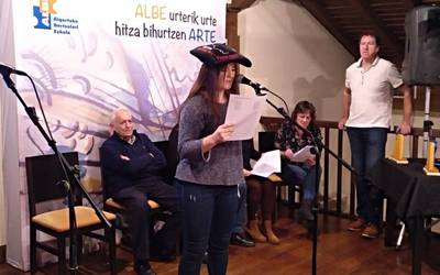 Julene Iturbe bertsolariak XII. Balendin Enbeita bertso paper lehiaketako Gazteen Saria irabazi du