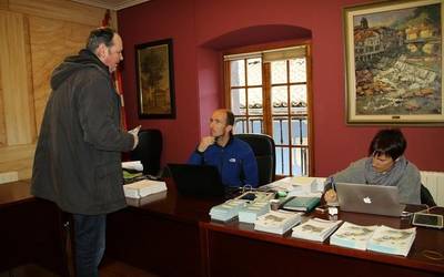 Hasi dira hondakin organikoak sailkatzeko kit-ak banatzen