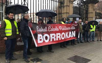 Eskola publiko gehienak, ateak itxita