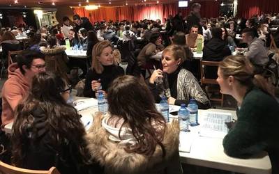 Euskaraz hitz egitea, euskara partekatzea, mahai berean