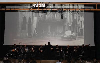 Zuzeneko musikak girotuta, kirol errepasoa
