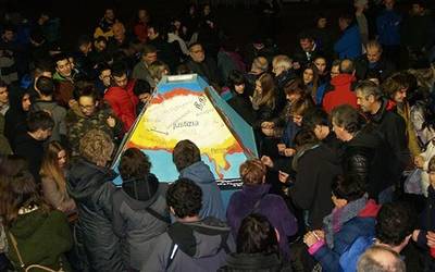 Gazte presoei gutunak idazteko deia egin dute