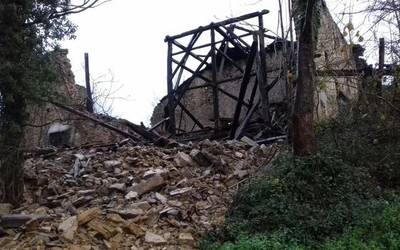 Egino baserriaren pareta bat erori dela eta, Surrarako bidea itxita